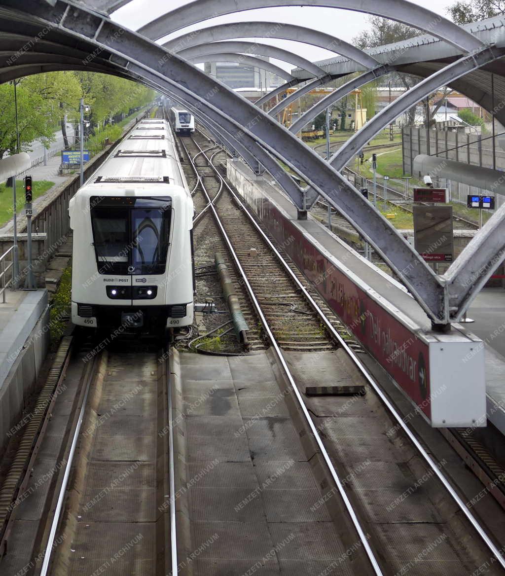 Közlekedés - M2 metrószerelvény a Pillangó úti megállónál