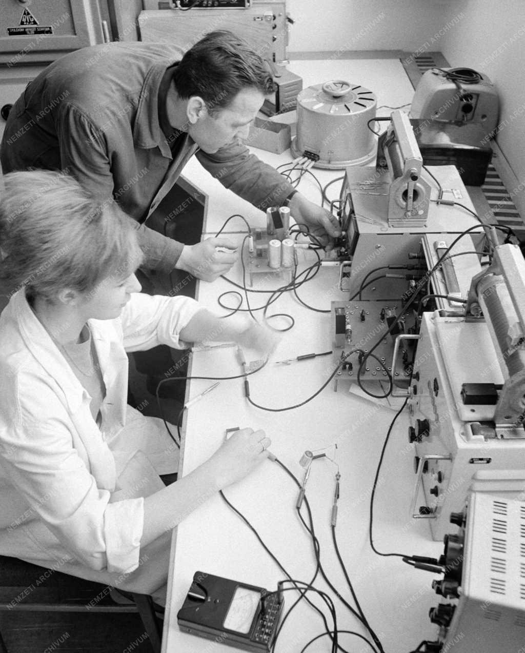 Tudomány - Ipar - Korszerű új létesítmények a Bányászati Kutató Intézet budai telepén