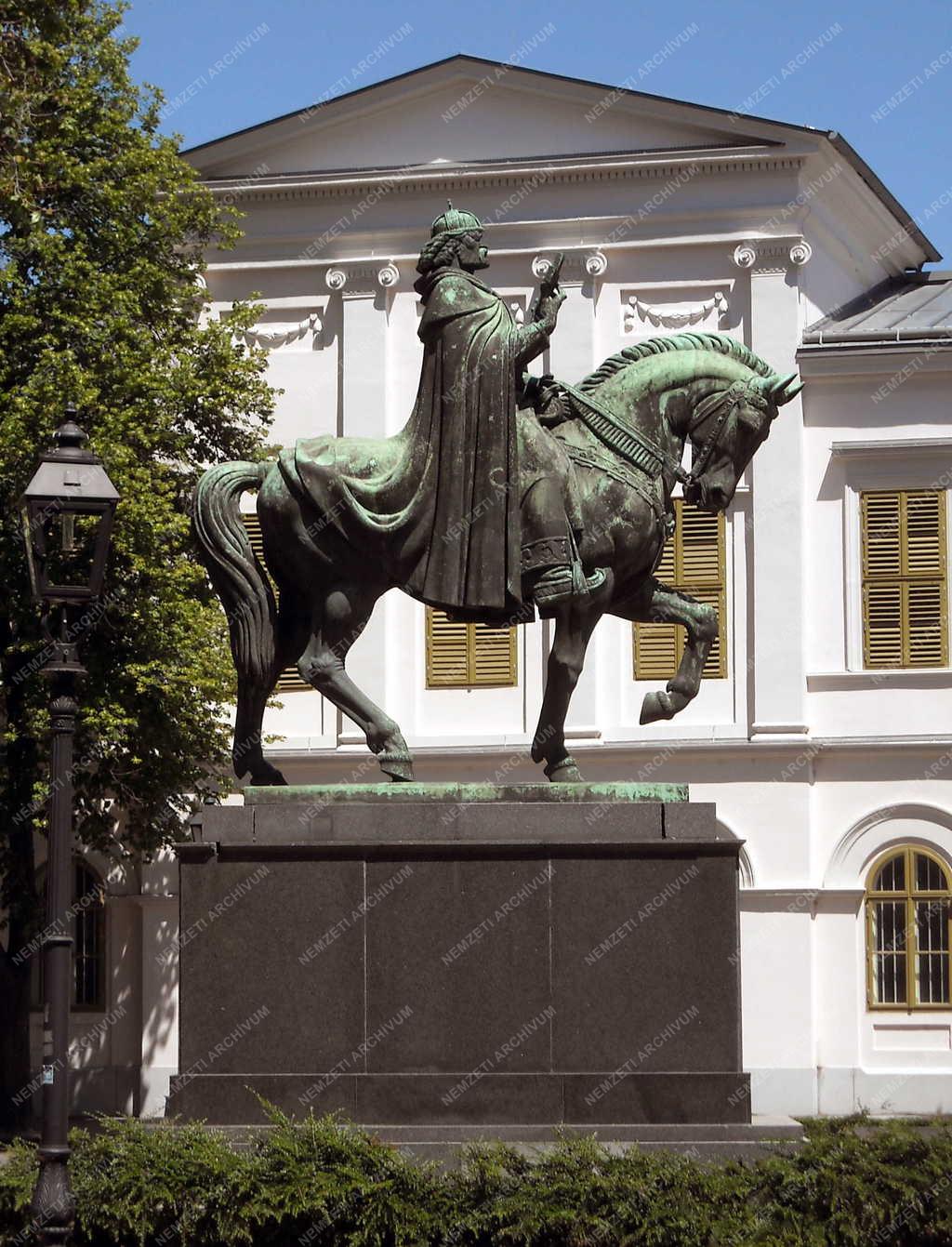 Kultúra - Szent István szobra Székesfehérváron