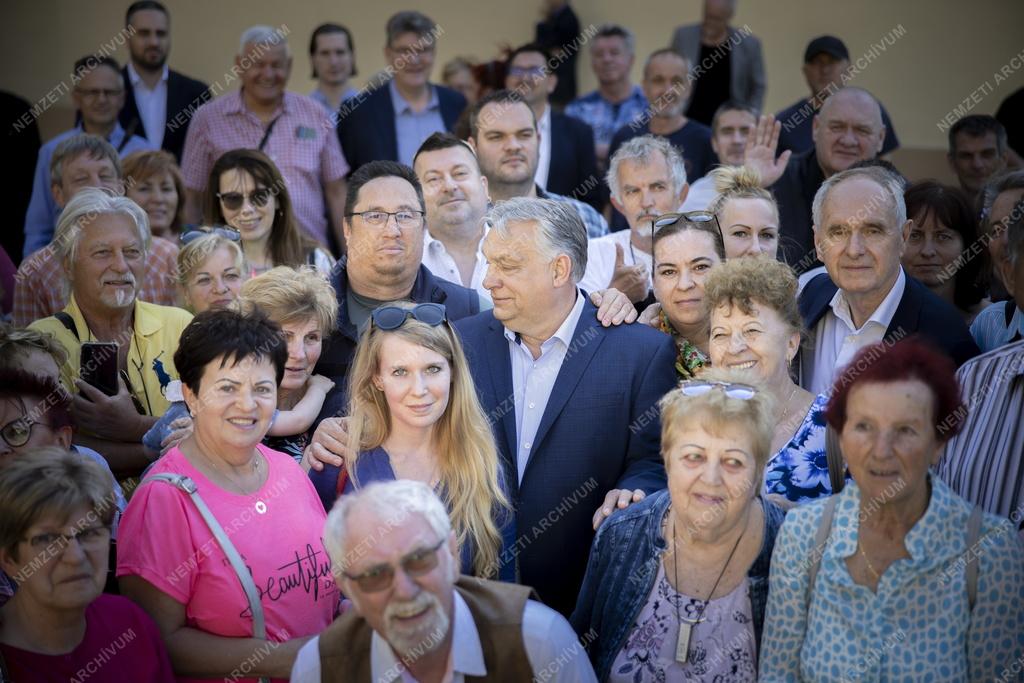 Voks 24 - Orbán Viktor Kaposváron folytatta vidéki kampánykörútját