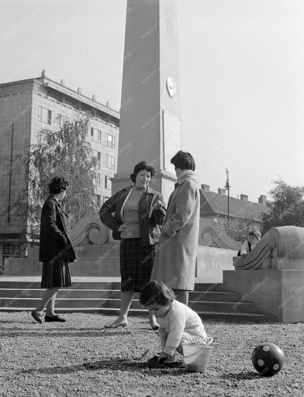 Életkép - Játszó gyerek a Vigadó téren
