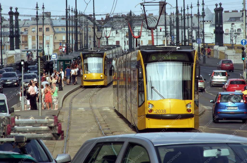 Városkép - Budapest - Közlekedés - Forgalom a Margit hídon