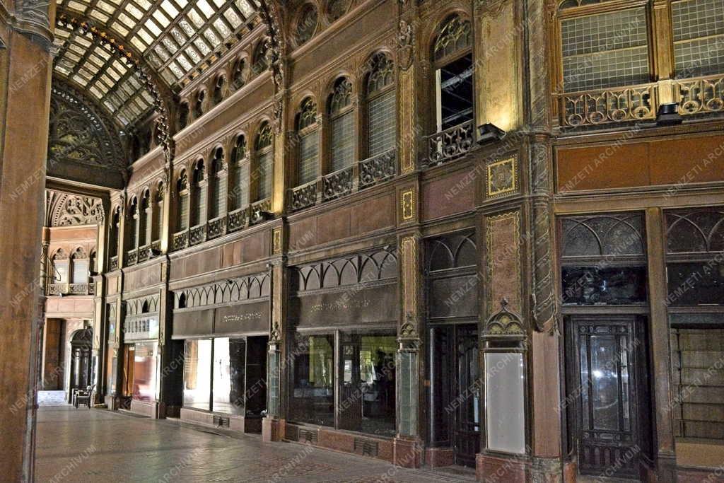 Épület - Budapest - A Párizsi udvar 