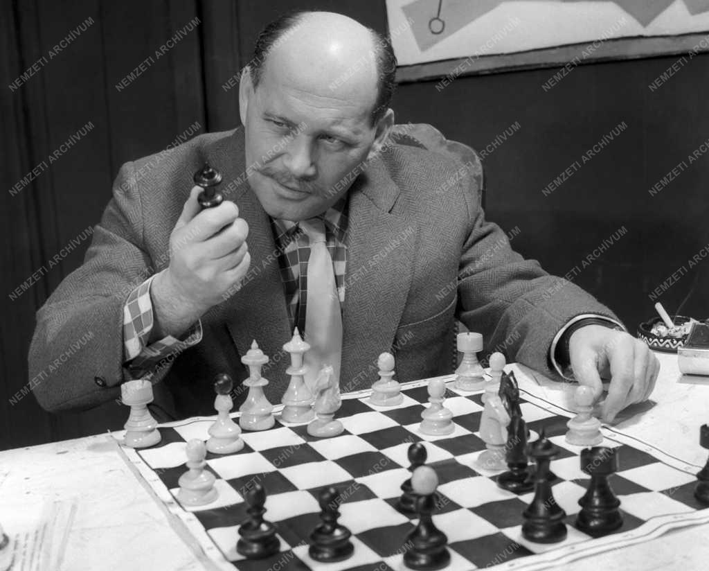 Kultúra - Színház - Gádor Béla: Lyuk az életrajzon