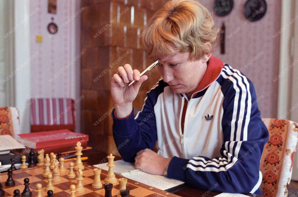 Sport - Verőci Zsuzsa nemzetközi sakknagymester játszma közben