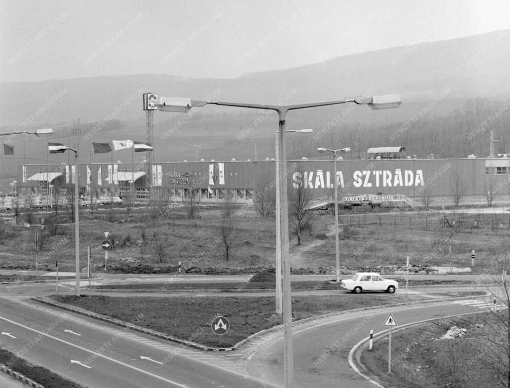 Kereskedelem - Megnyílt a Skála Sztráda