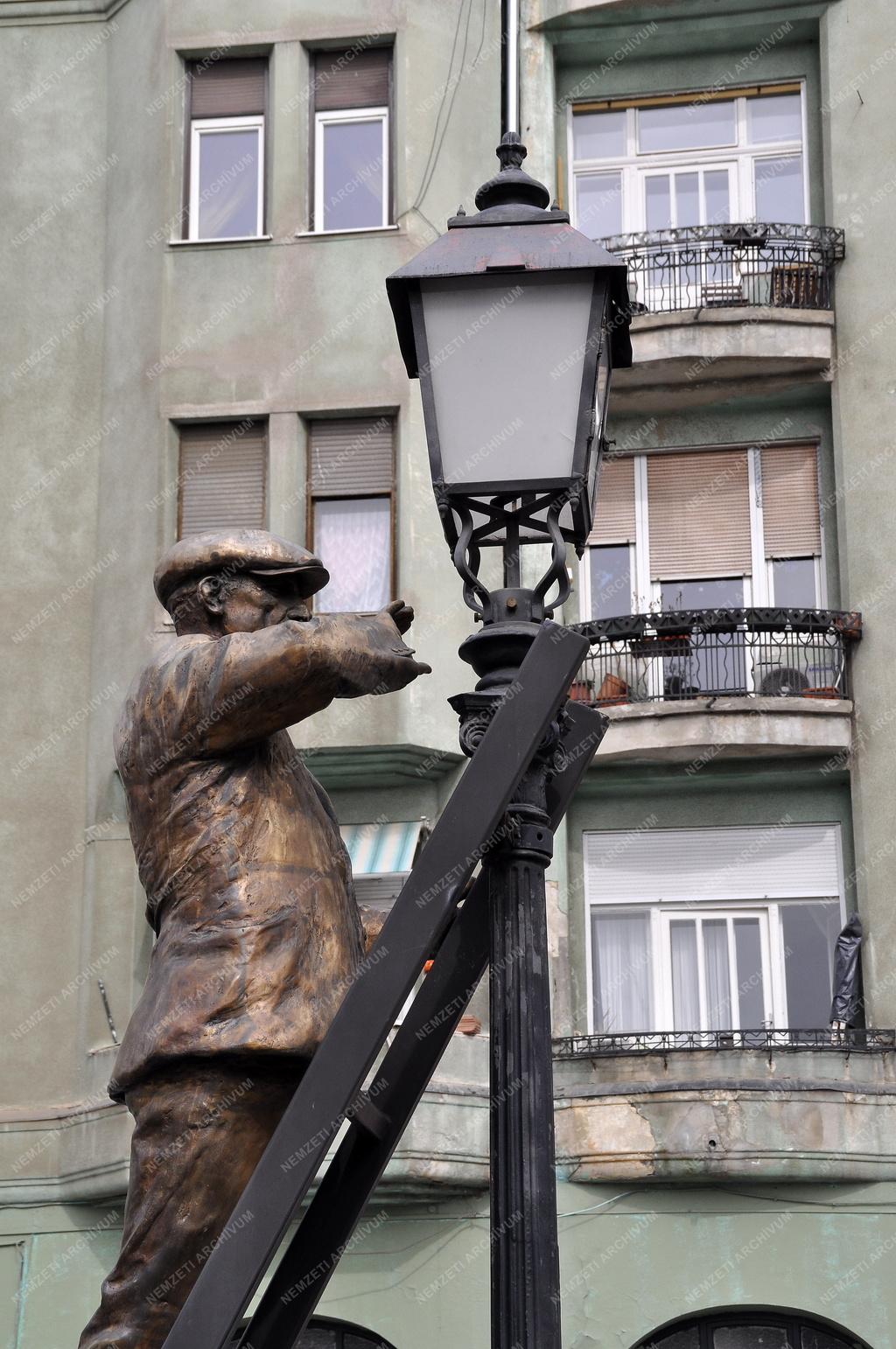 Városkép - Budapest - Lámpagyújtó szobra a Teleki téren