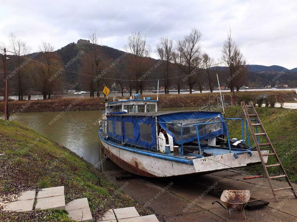 Közlekedés - Nagymaros - Átkelőhajó a Yacht Klub kikötőjében