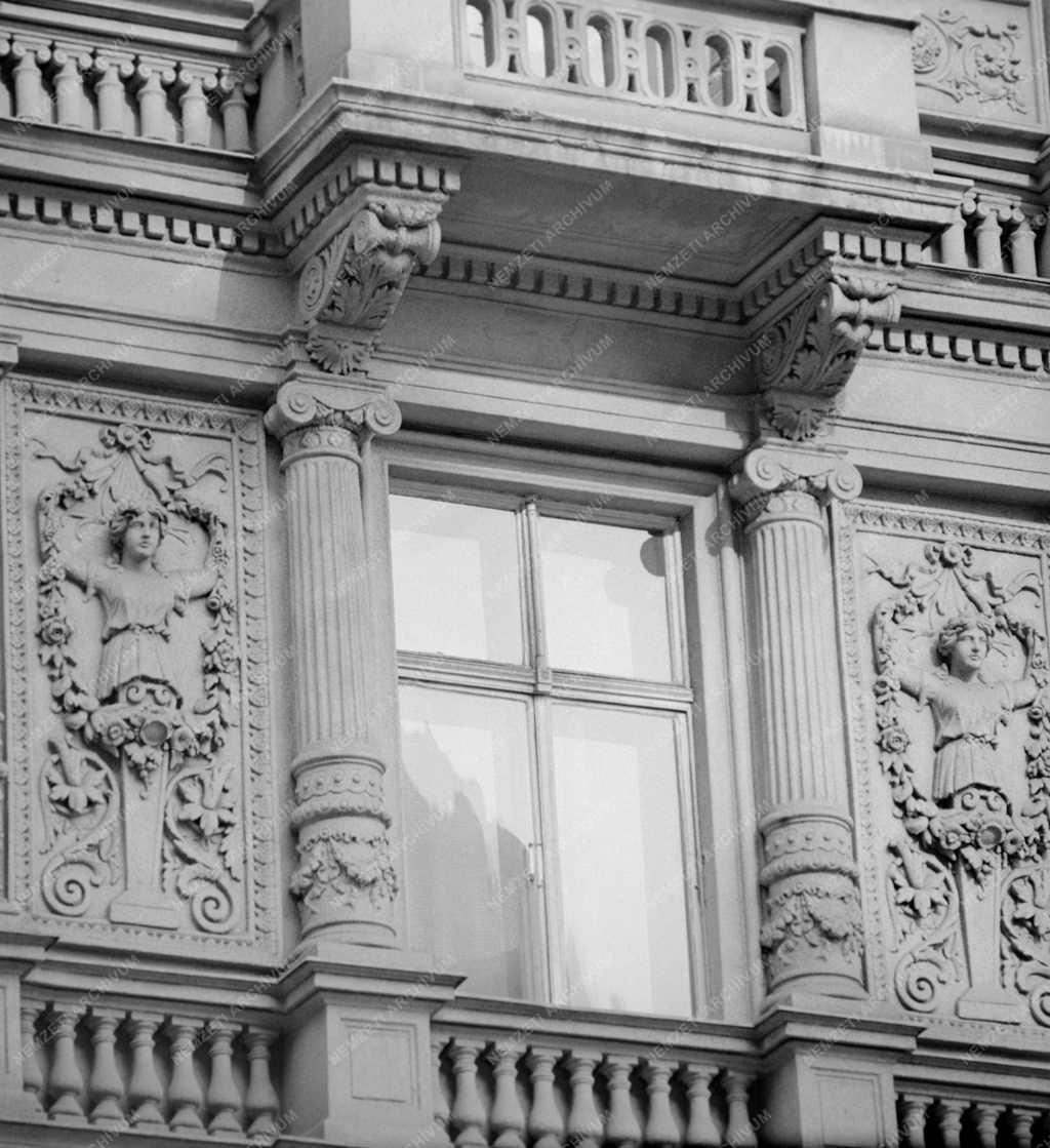 Városkép - Budapest - Épületszobor