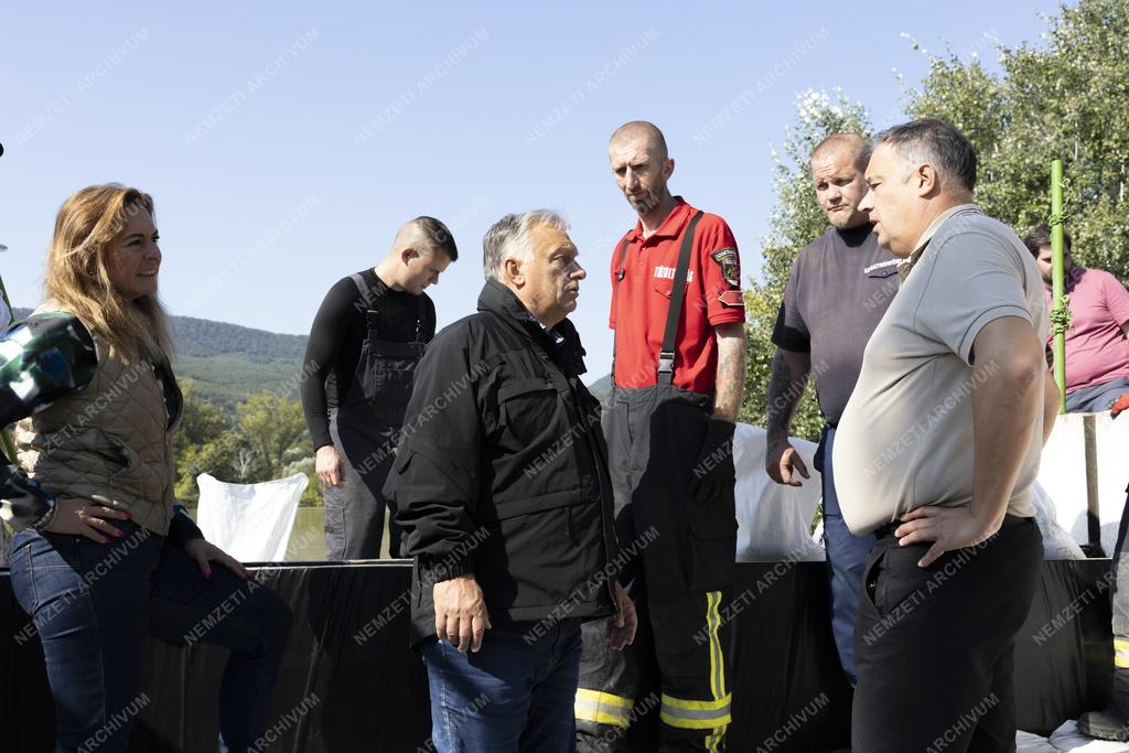 Árvíz - Orbán Viktor a Szentendrei-szigeten, Pócsmegyeren folytatta ellenőrző körútját