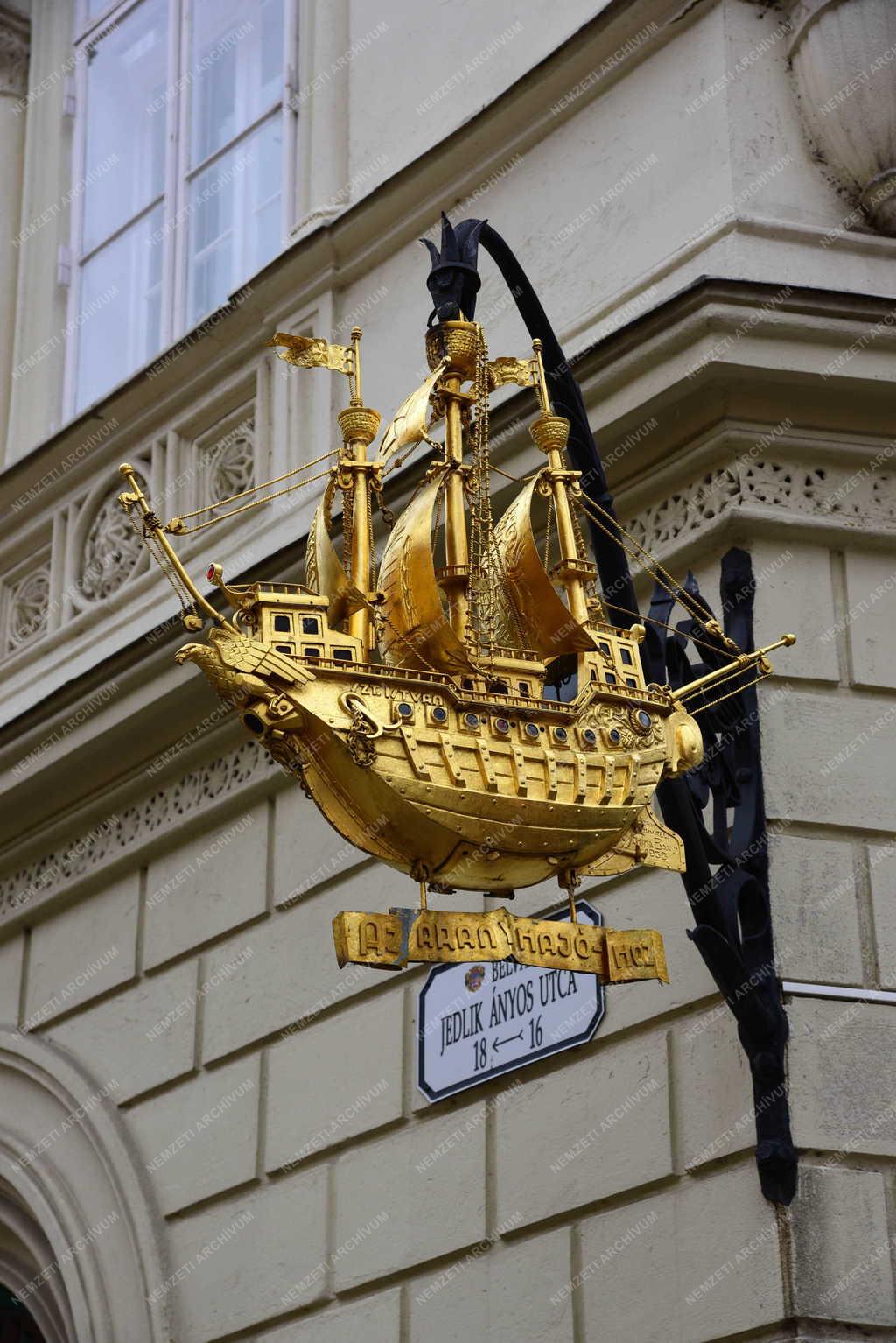 Városkép - Győr - Cégér