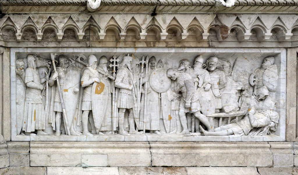 Műalkotás - Dombormű a Szent István-szobor talapzatán