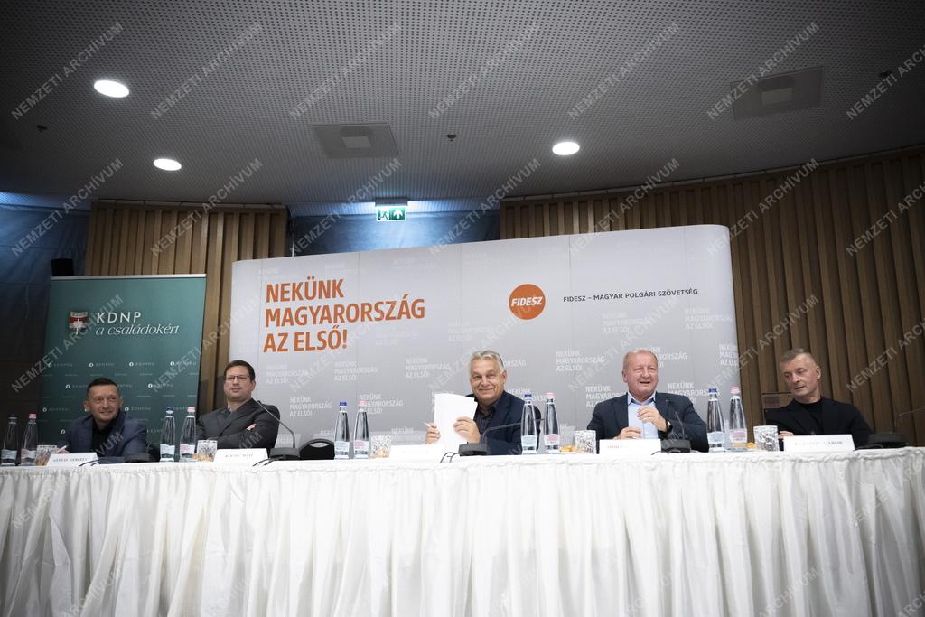 Orbán Viktor a Fidesz-KDNP kihelyezett frakcióülésén Esztergomban