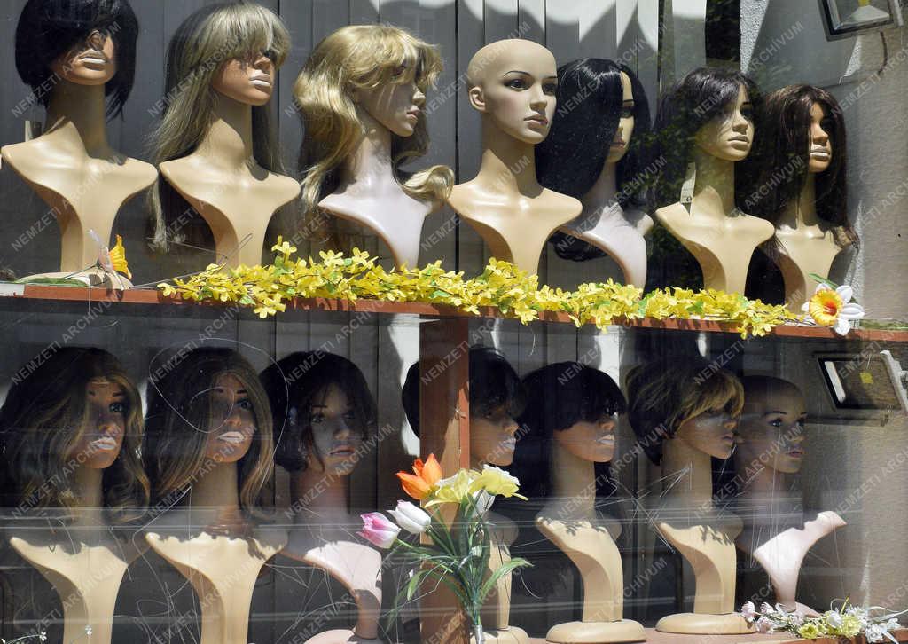 Városkép - Budapest - Parókakészítő kirakata