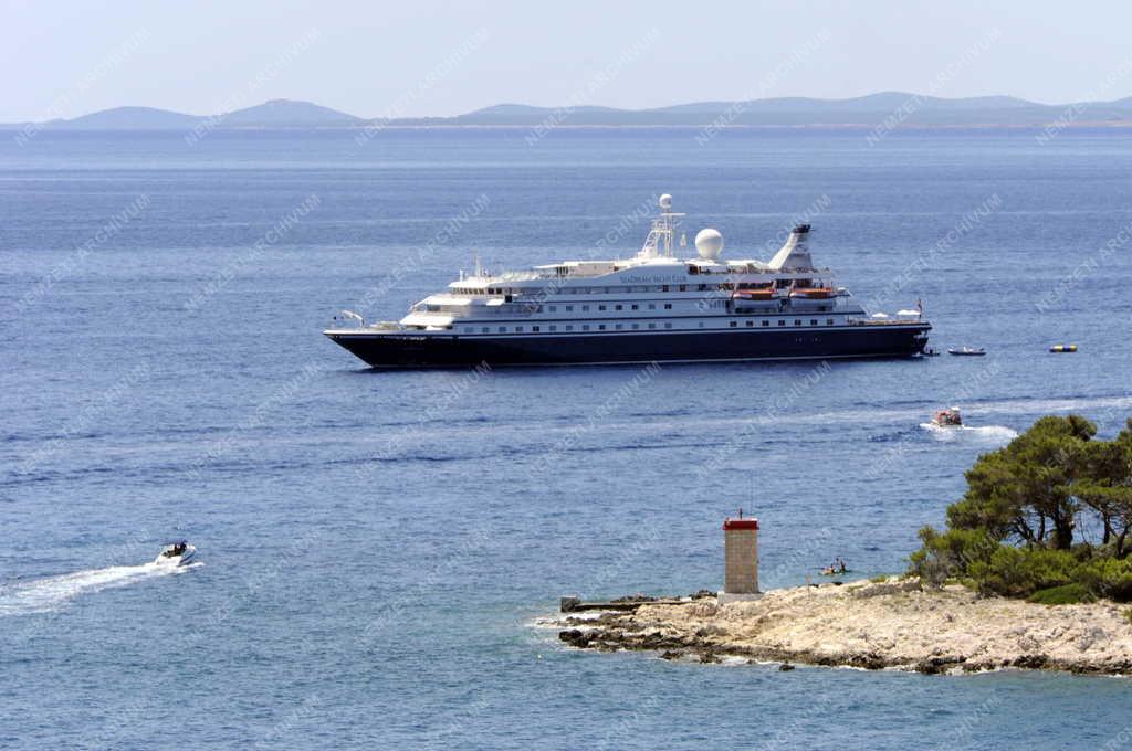 Közlekedés - Luxusyacht a Rab-sziget kikötője előtt
