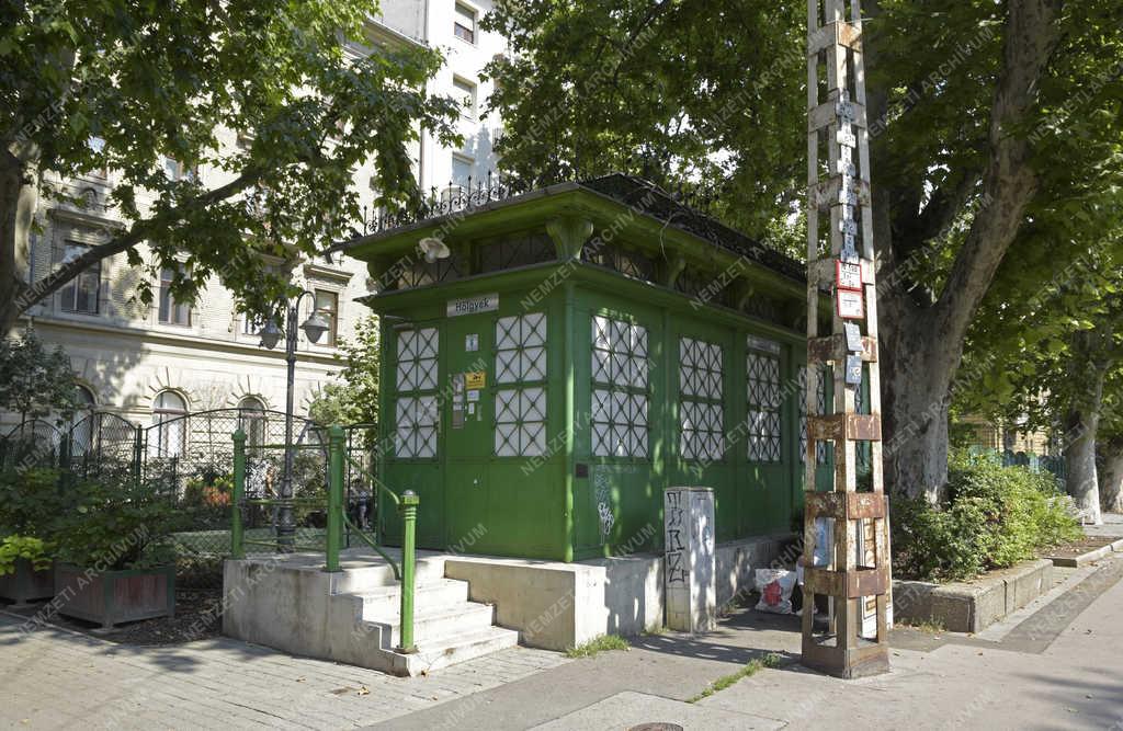 Utcakép - Budapest - Nyilvános WC