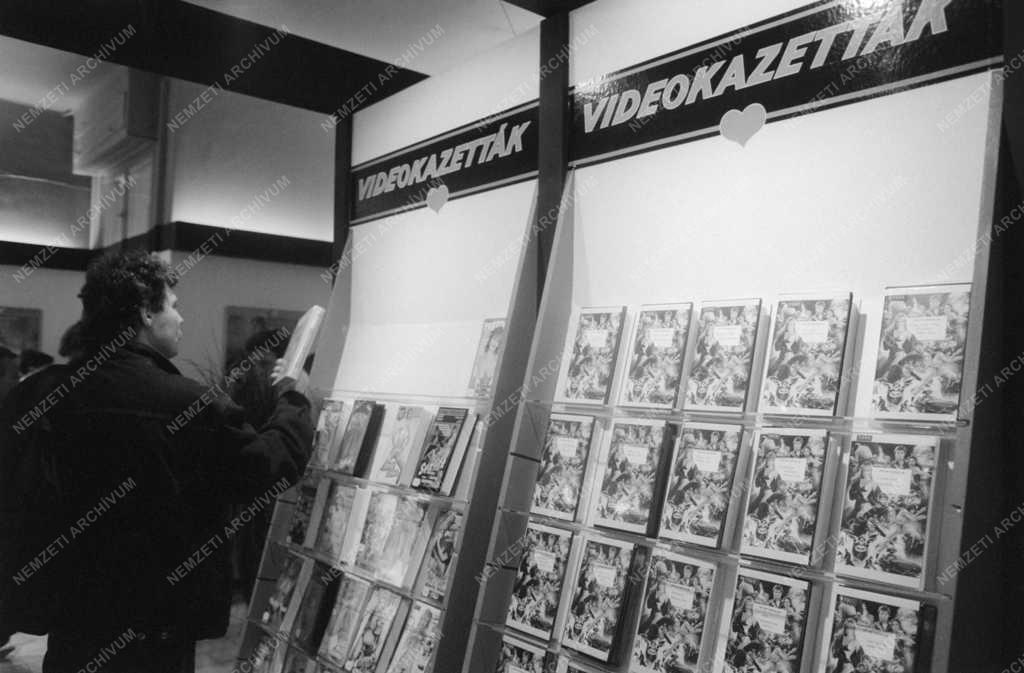 Kereskedelem - Szex - Megnyílt az Intim Center