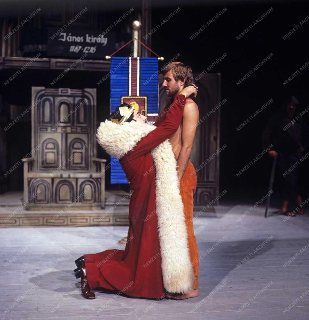 Kultúra - Színház - Dürrenmatt: János király