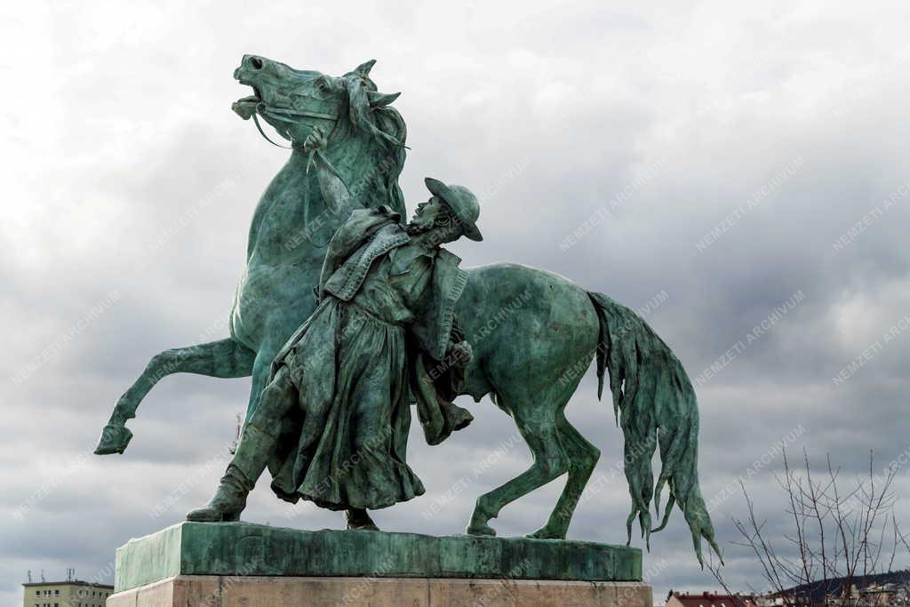 Városkép - Budapest - Lófékező szobor a Királyi Lovarda épülete előtt