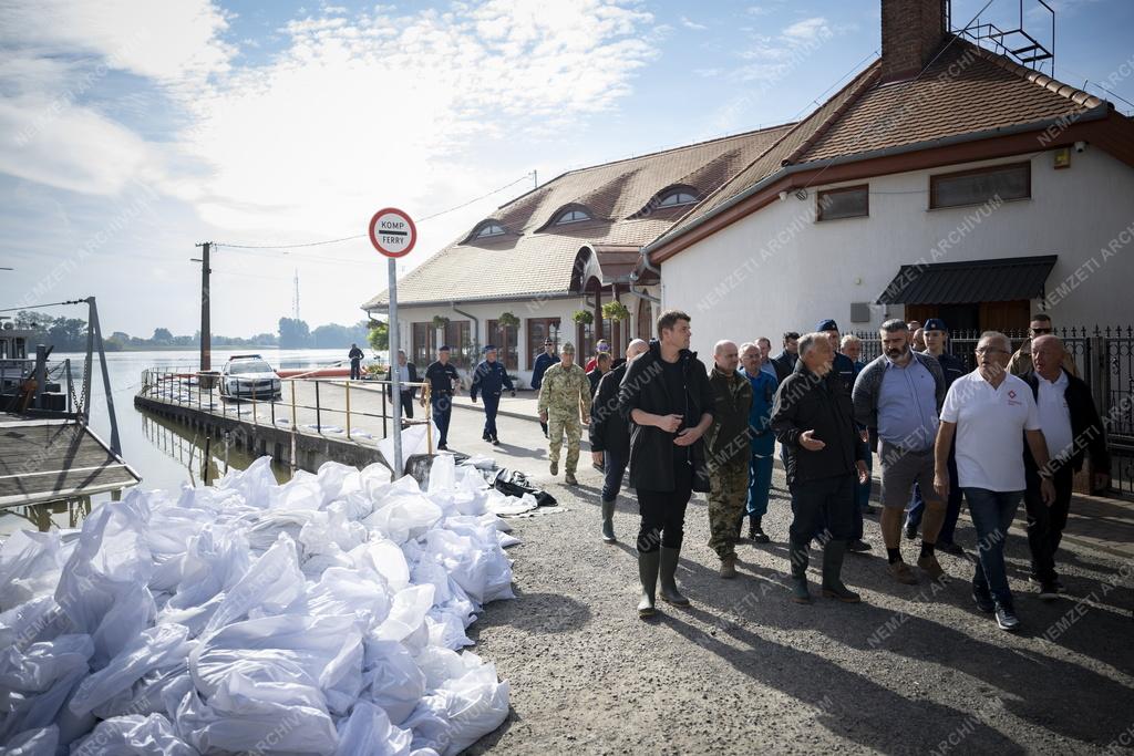 Árvíz - Dunaszekcsőn tartott árvízvédelmi ellenőrzést Orbán Viktor