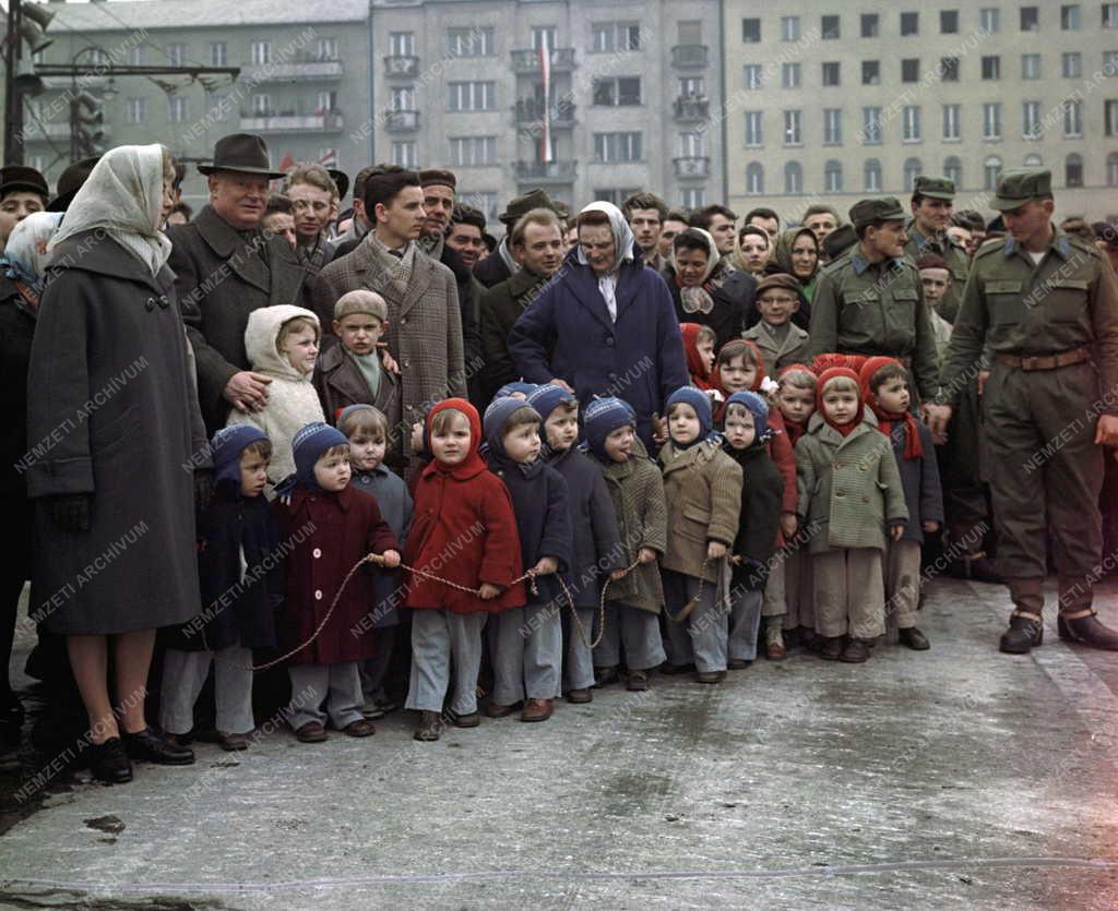 Ünnep - Katonai díszszemle a felszabadulás évfordulóján