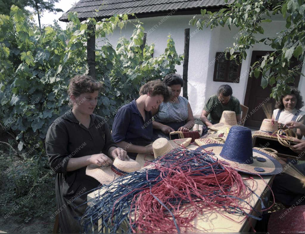 Kézműipar - Kalap készül rafiából