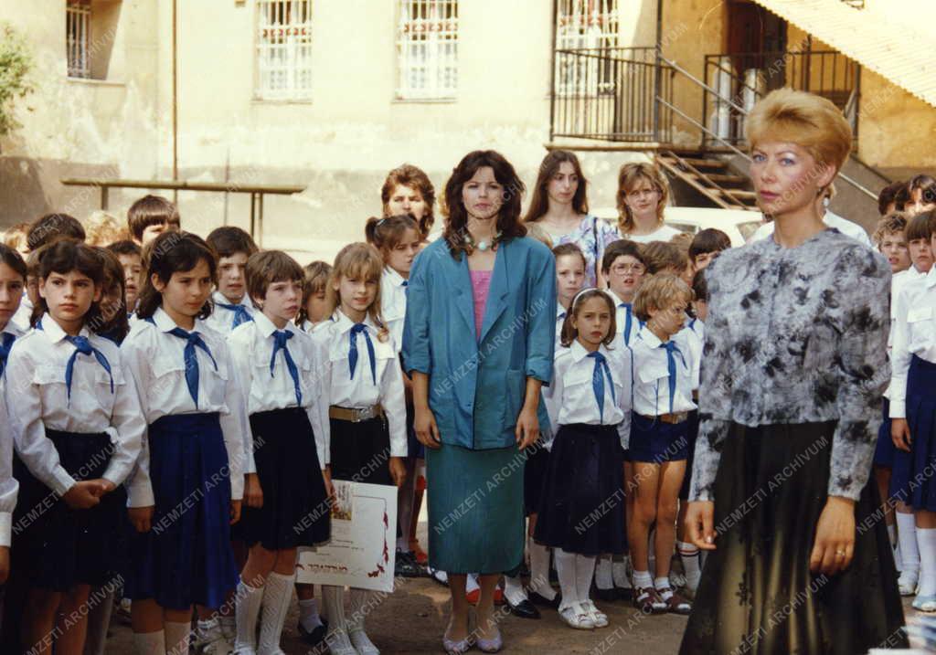 Kultúra - Televízió - A Szomszédok című tv-filmsorozat forgatása