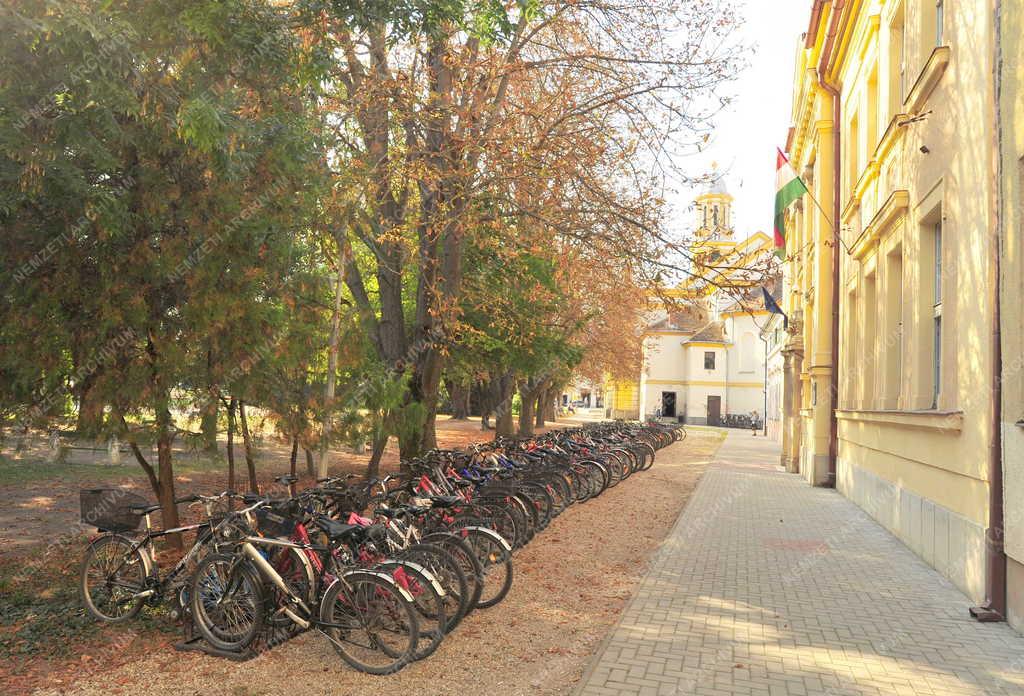 Kapuvár - Városi közlekedés - Kerékpártároló