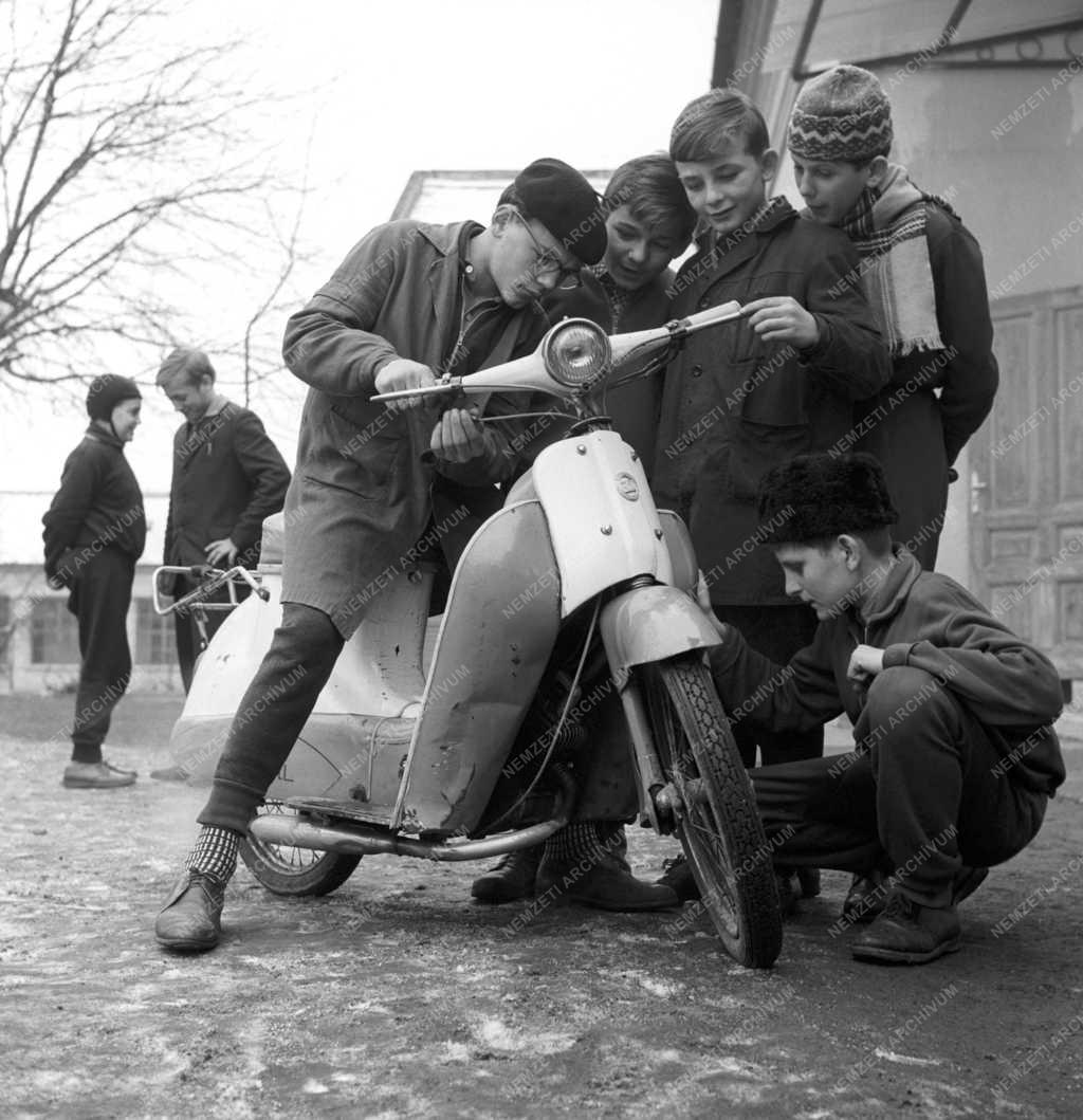 Oktatás - Motoros szakkör az iskolában