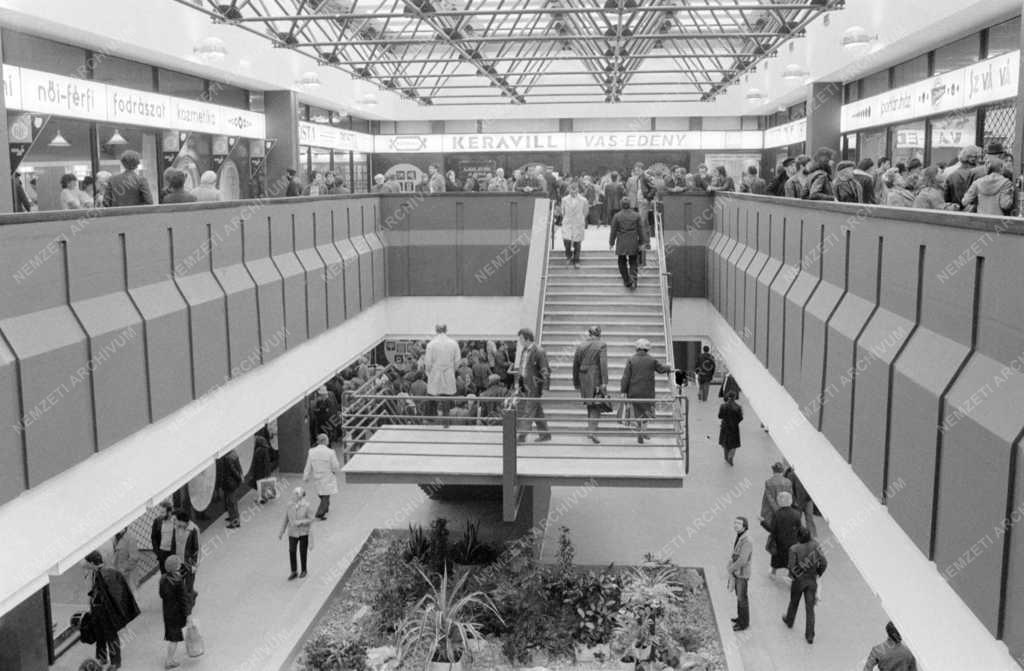 Kereskedelem - A Sugár Üzletközpont