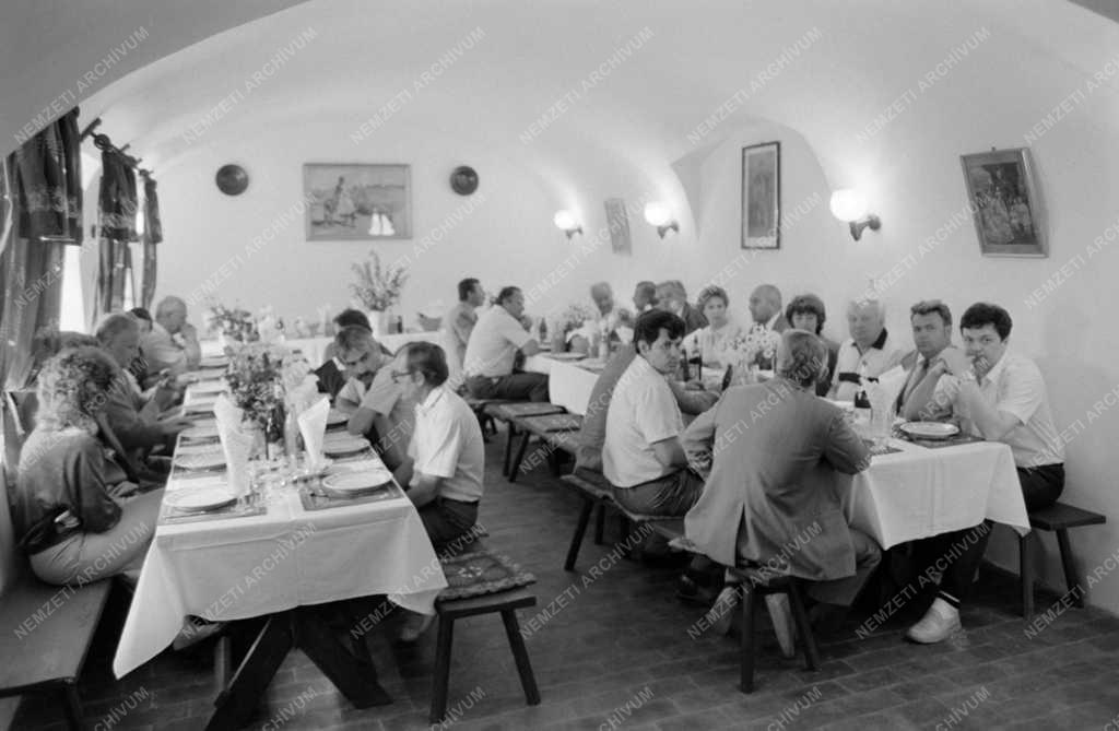 Kereskedelem - Vendéglátás - Megnyílt a felújított Kadarcsi csárda