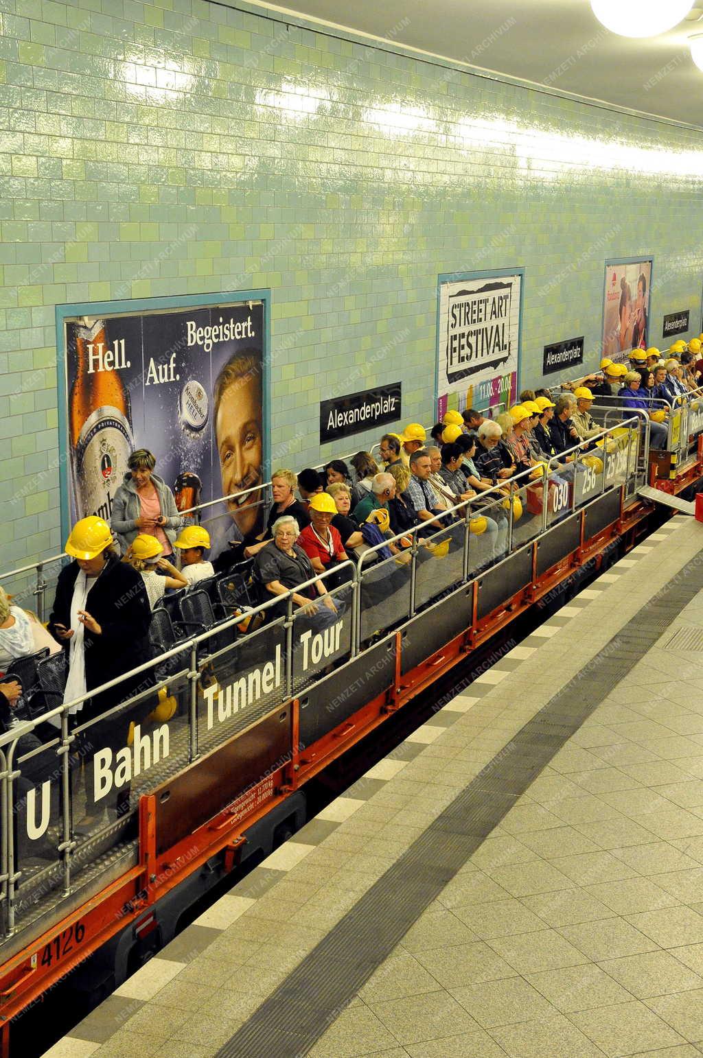 Idegenforgalom - Berlin - Turisták a berlini alagútrendszerben