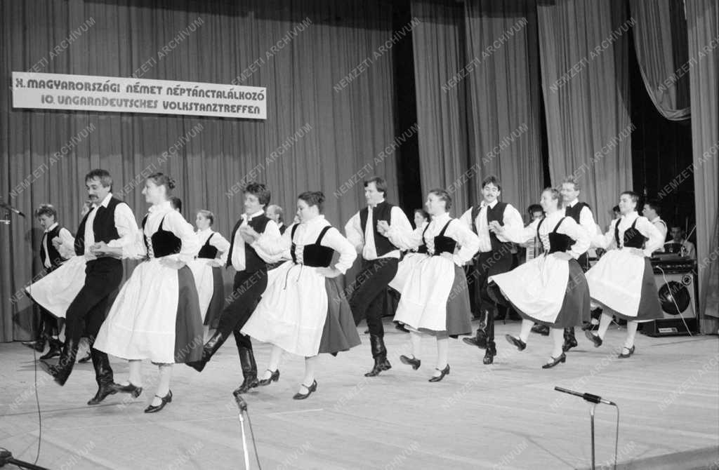 Kultúra - Folklór - Német néptánctalálkozó Komlón