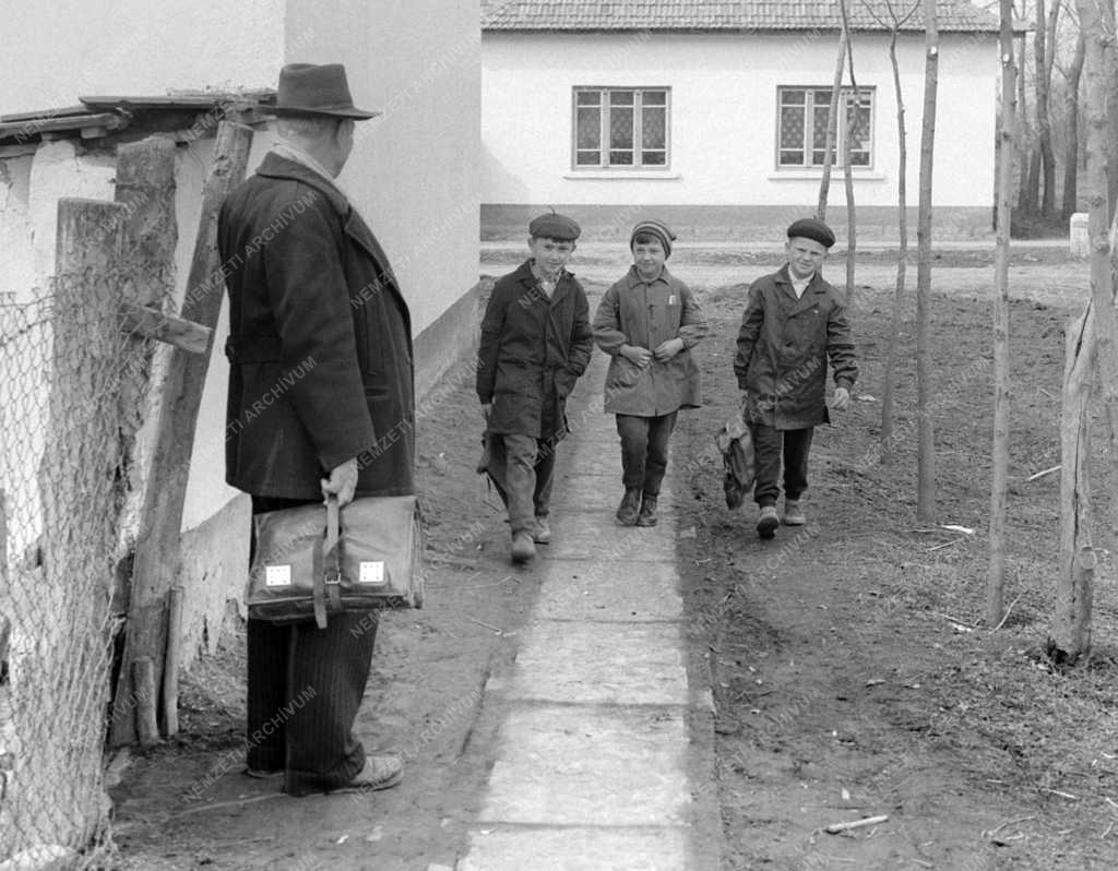 Oktatás - Tompa Ádám magyarbánhegyesi tanító