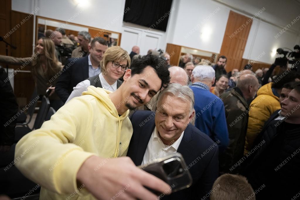 A Fidesz nemzeti konzultációs országjárásának pátyi állomása