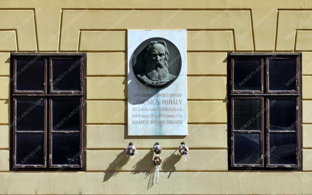 Emlékhely - Budapest - Táncsics emléktáblája börtönének falán