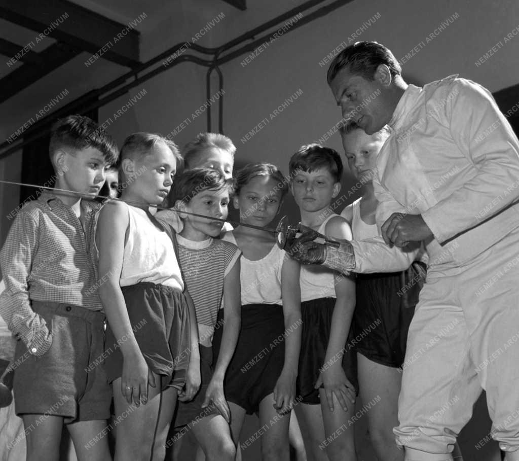 Sport - A Petőfi SK új vívóterme