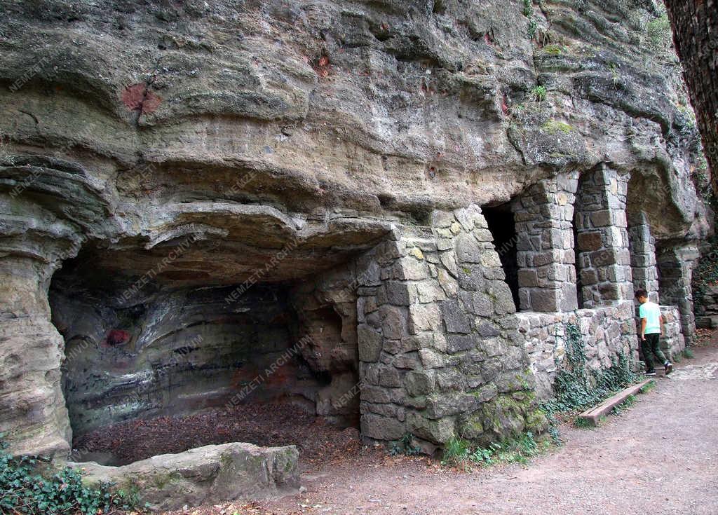 Érdekesség - Tihany - Egykori barátlakások a sziklafalban