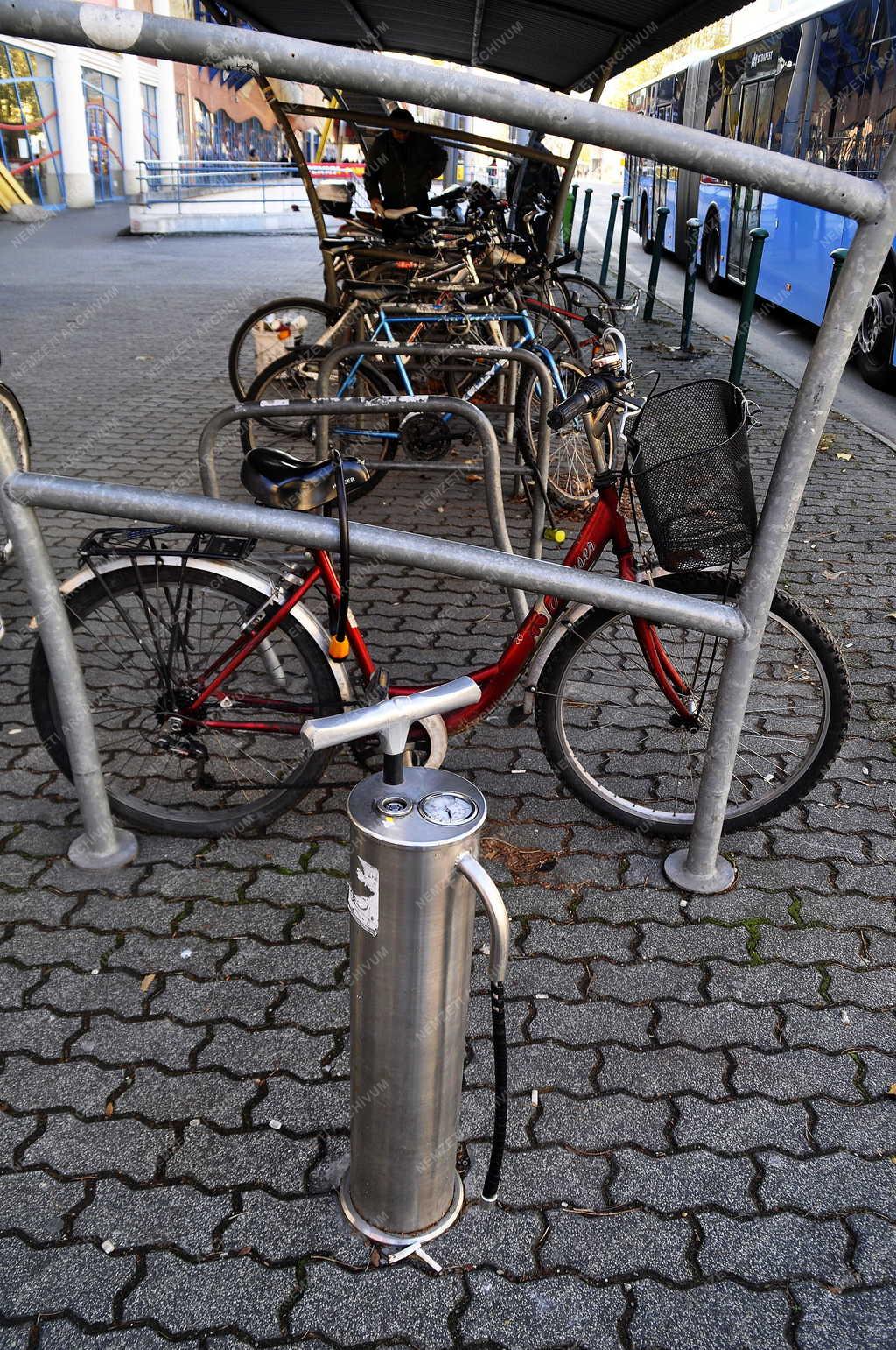 Közlekedés - Budapest - Ingyenes utcai kerékpárpumpa