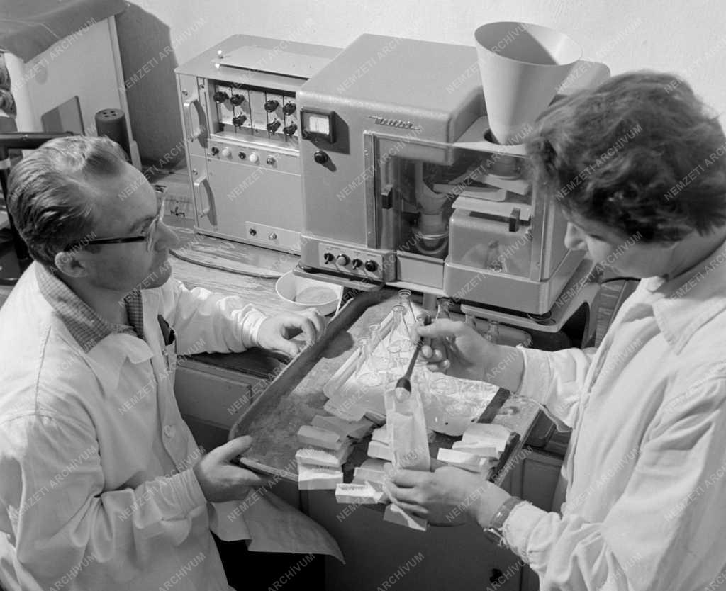 Mezőgazdaság - Pécsi Állami Gazdaság laboratóriuma