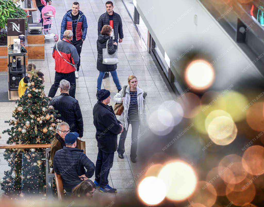 Kereskedelem - Debrecen - Karácsonyi vásár a Fórum bevásárló központban 