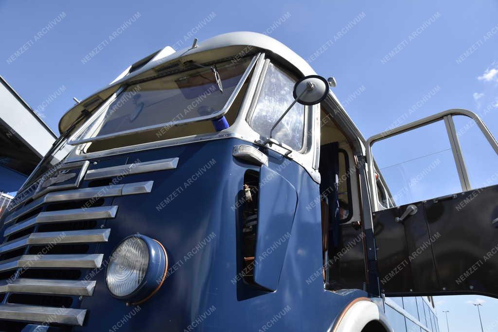 Közlekedés - Budapest - Ikarus 60-as nosztalgiabusz a fővárosban