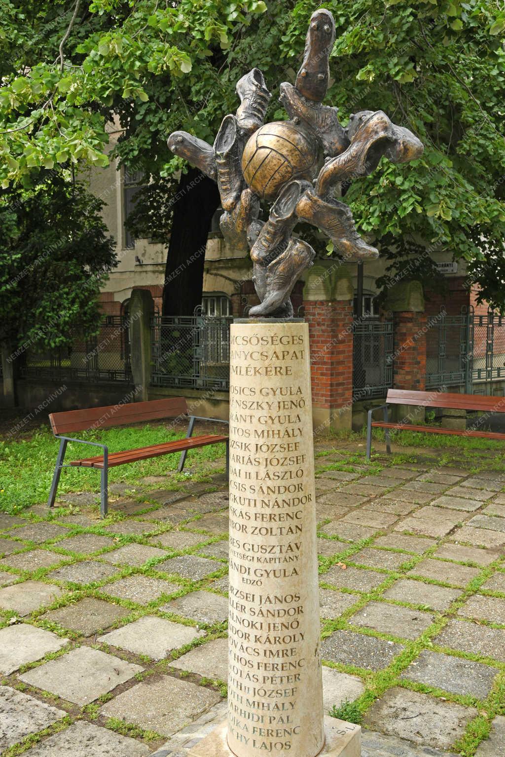Köztéri szobor - Szeged - A dicsőséges aranycsapat emlékére