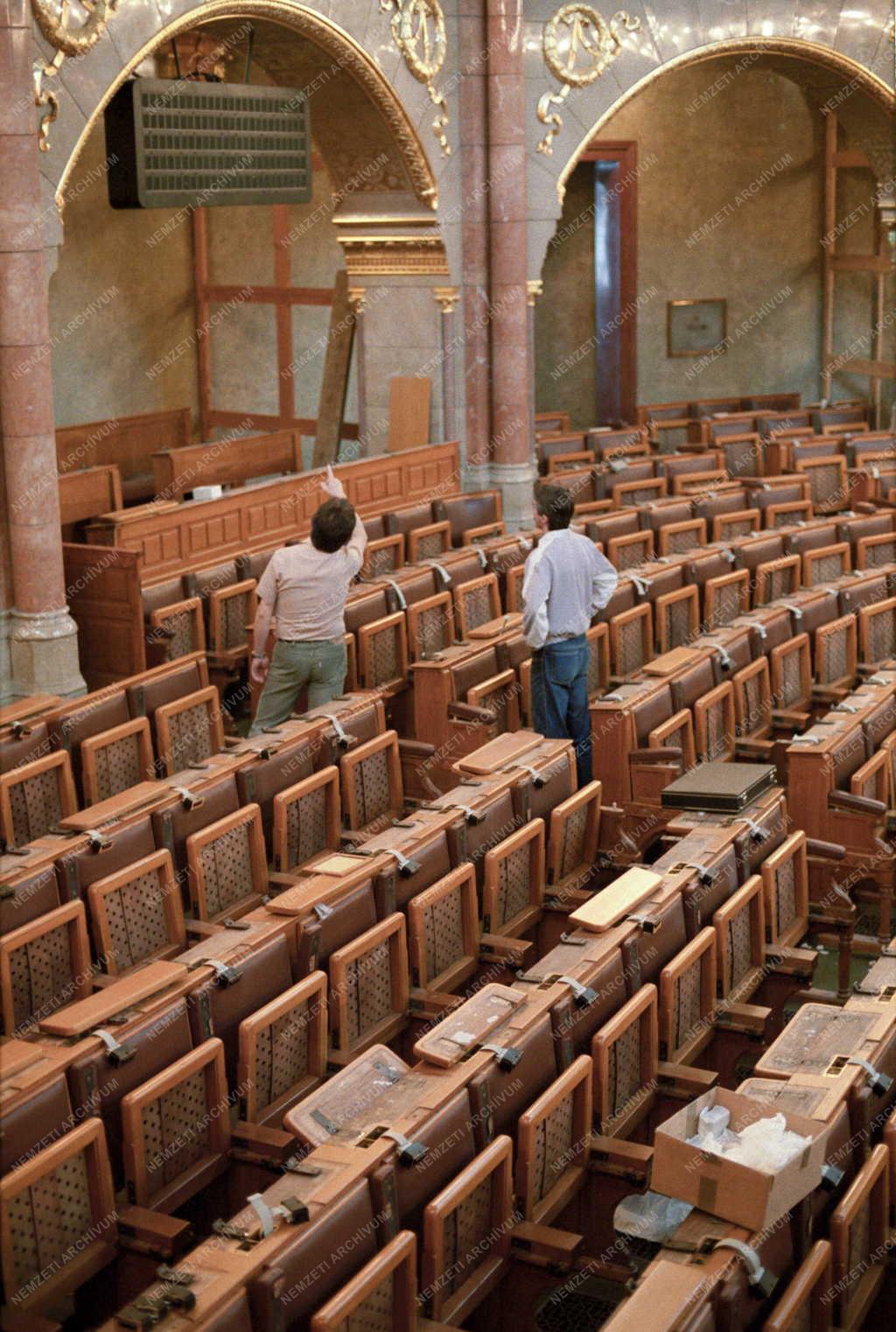 Restaurálás - Felújítják a Parlament üléstermét 