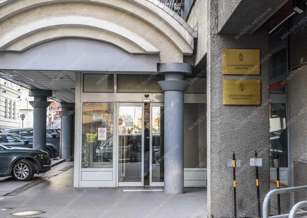Közigazgatás - Budapest - Gazdaságfejlesztési miniszter és Miniszterelnöki Kabinetiroda
