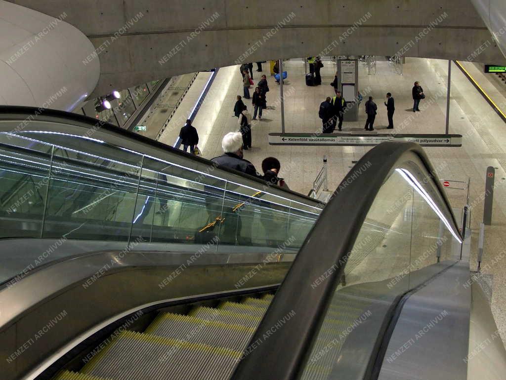 Közlekedés - Budapest - Metróállomás a Kálvin téren