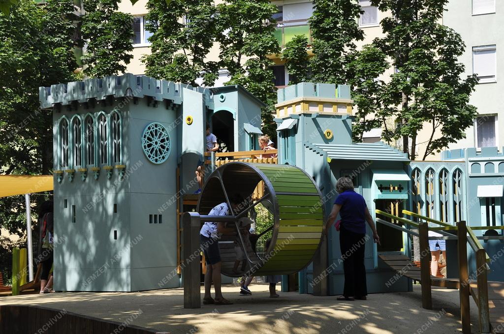 Szabadidő - Budapest - Középkori játszó várral újult meg a Szováta park