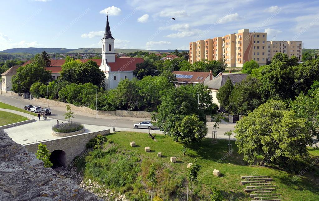 Városkép - Várpalota - Visszaépített várárok a Thury téren