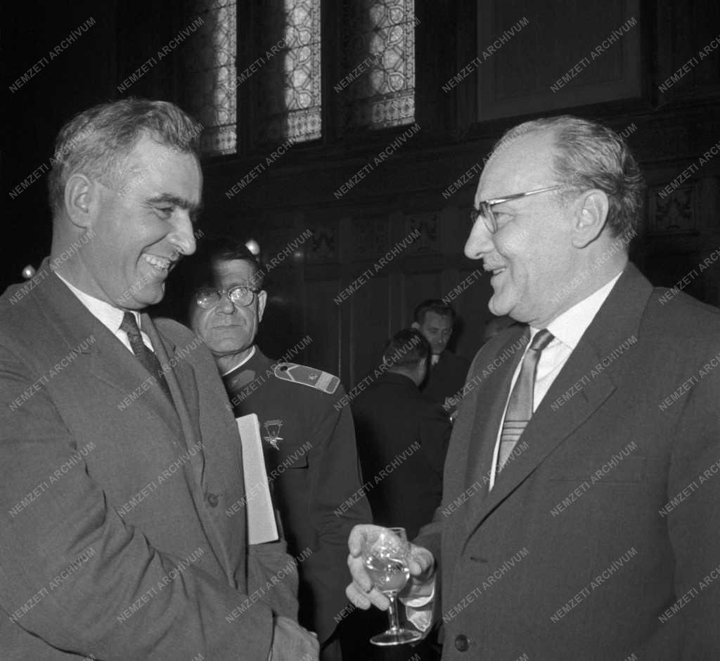Belpolitika - Állami ünnep - Kitüntetés a Parlamentben november 7. alkalmából