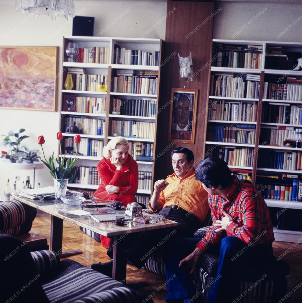 Kultúra -  Avar István színművész otthonában, felesége Gyapay Ivette és fia Ifj. Avar István társaságában